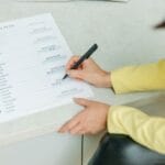 Kobieta planująca tygodniowe keto menu na liście posiłków